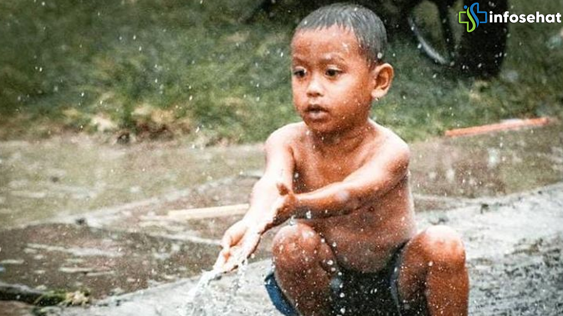 Mandi Hujan Bisa Jadi Cara Alami Tingkatkan Daya Tahan Tubuh