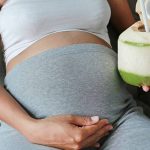 Air Kelapa untuk Bumil: Bikin Bayi Bersih atau Cuma Katanya