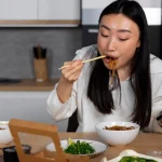 5 Fakta Ilmiah Mengungkap Remaja Bisa Terus Makan Tanpa Lapar