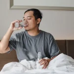 Bangun Tidur dan 5 Manfaat Minum Air Putih Untuk Kesehatan
