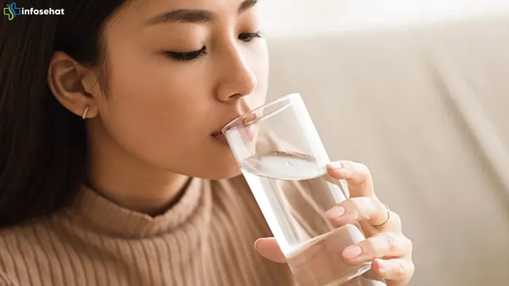 Terlalu Banyak Minum Air Bisa Munculkan 5 Risiko Kesehatan Utama